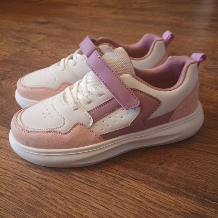 Кросівки жіночі  нові