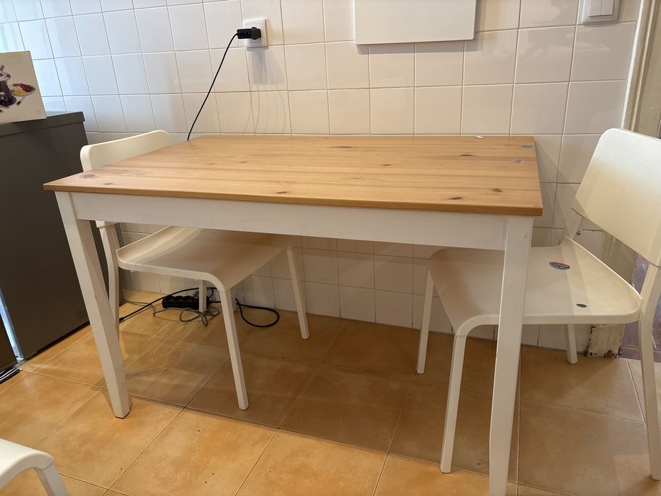 Conjunto mesa e 4 cadeiras