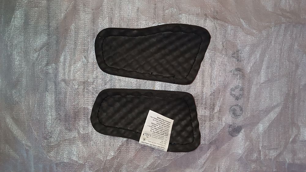 Продам дитячі футбольні щитки