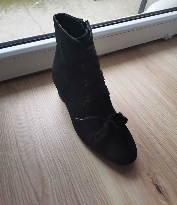 Czarne buciki na słupku