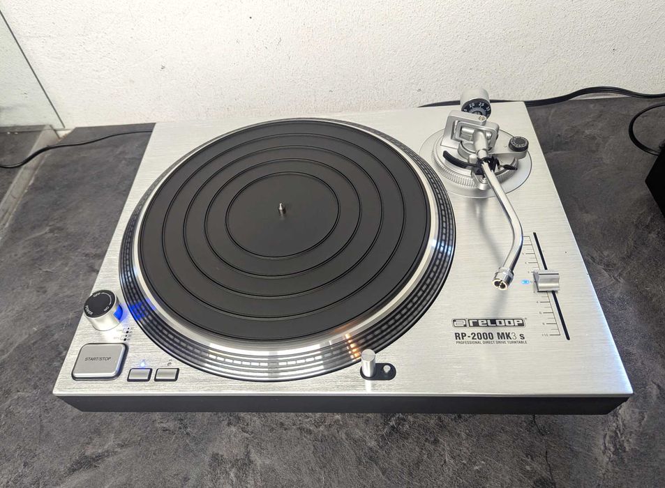 Програвач платівок Reloop RP-2000 MK3s.