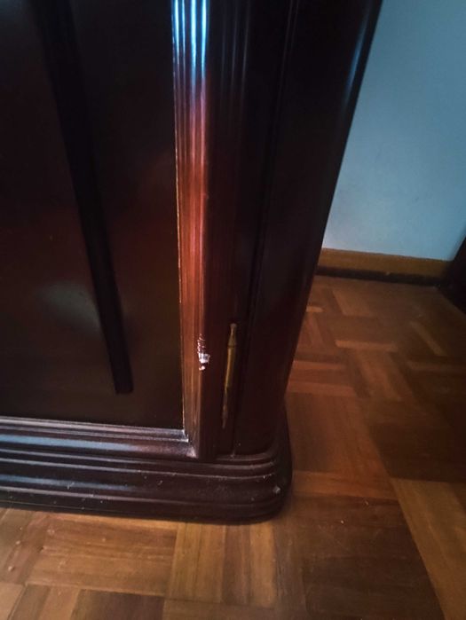 Roupeiro em nogueira com espelho