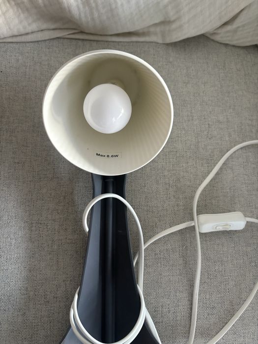 Candeeiro de mesa/secretaria minimalista pouco usado