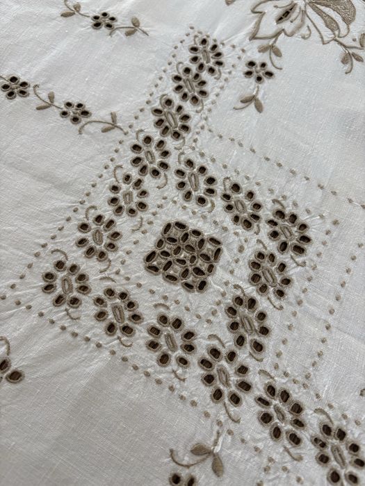 Toalha de mesa de linho com bordado feito à mão da Madeira