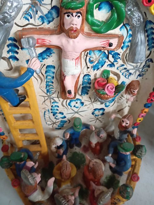 Altar com formato de alminhas para adoração de Cristo na Cruz