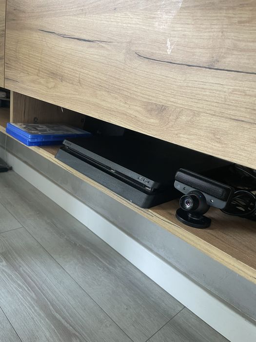 PlayStation 4 Slim 1TB + 2 pady + stacja ładująca + 2 gry + kamerka PS Eye