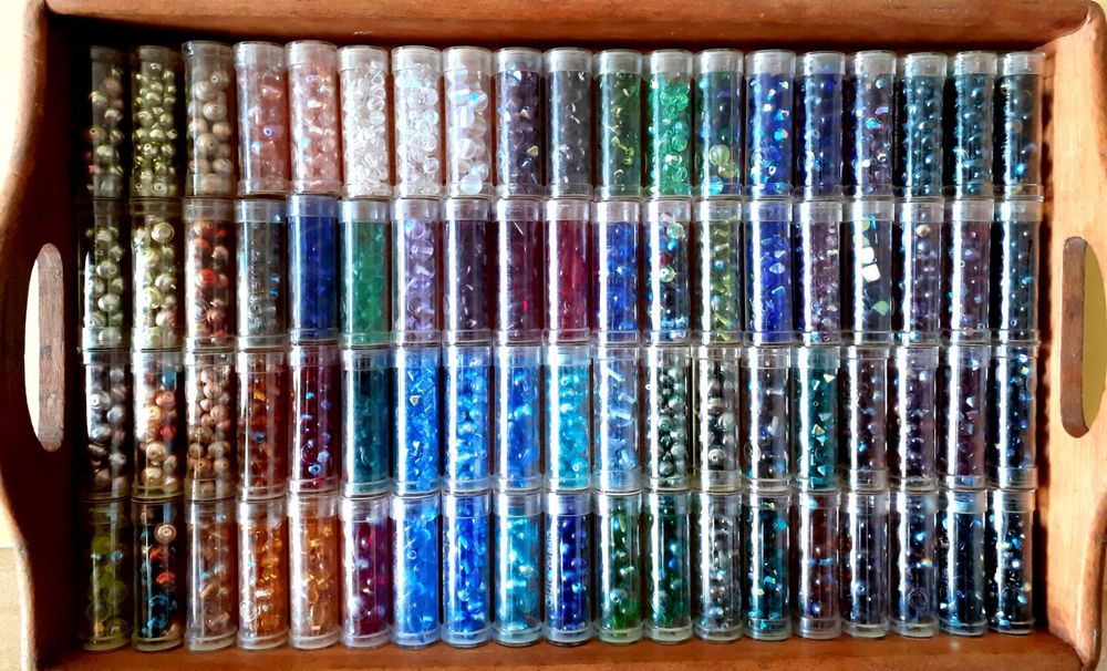 Missangas de qualidade Gutermann, glass beads, 1€ cada tubo.