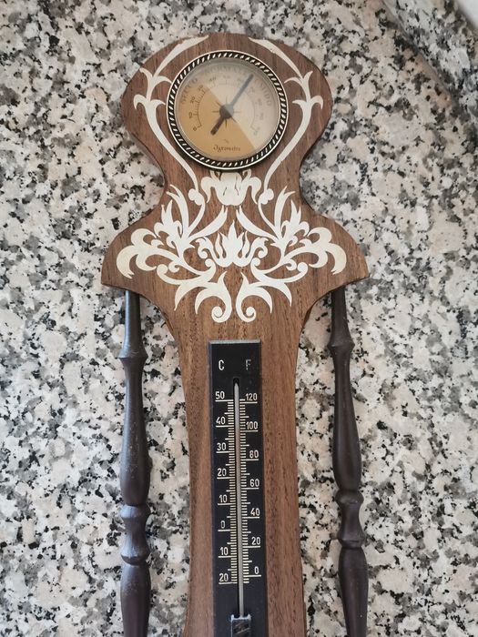 Relógio antigo de parede avariado com termometro