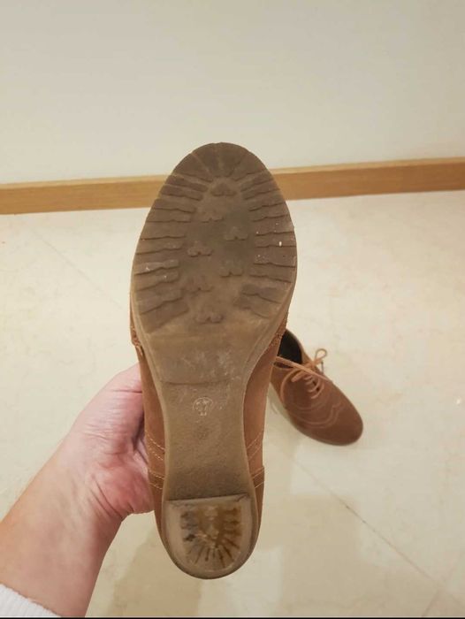 Sapatos de salto alto camel