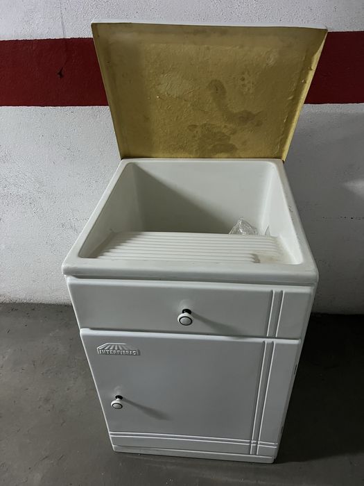 Tanque móvel para lavar roupa, em fibra