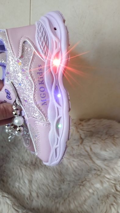 Adidaski LED dla dziewczynki