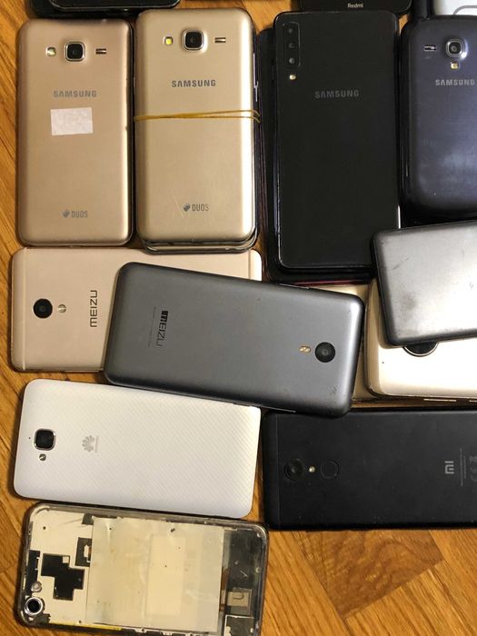 Продам лот мобільних телефонів на запчастини