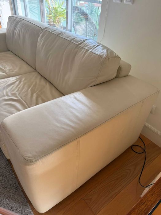 Conjunto de Sofás Brancos Confortáveis em Ótimo Estado