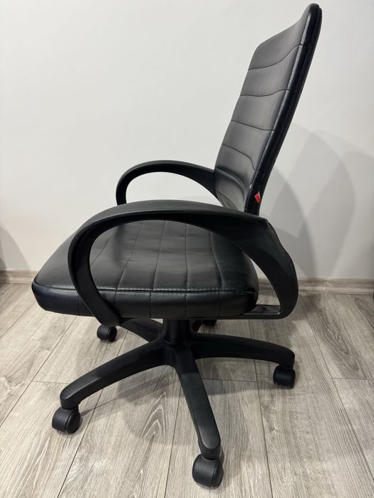 Fotel obrotowy na kółkach firmy vox