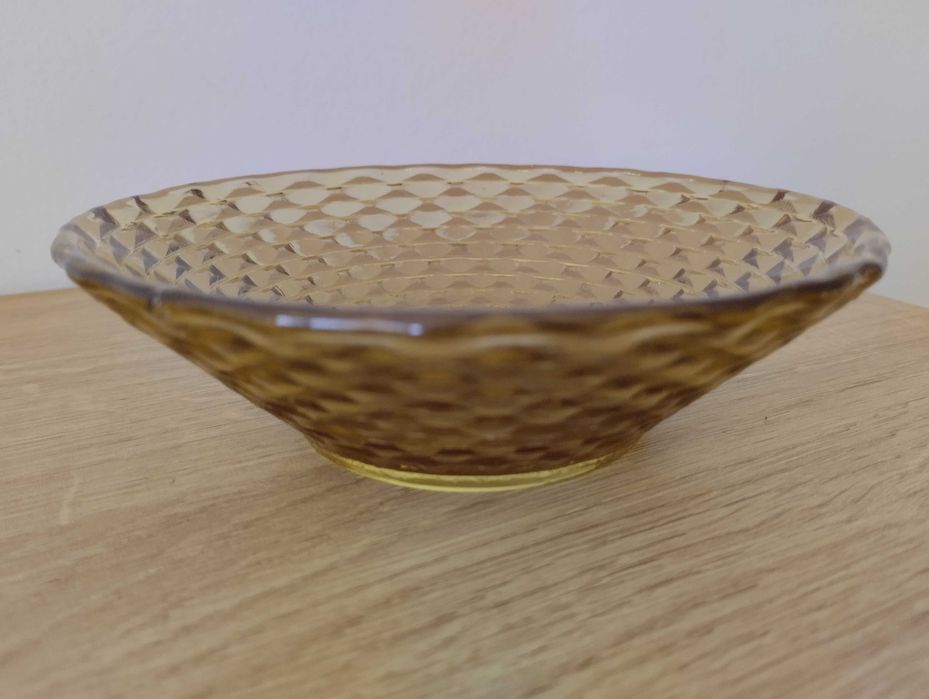 Salaterki z żółtego szkla