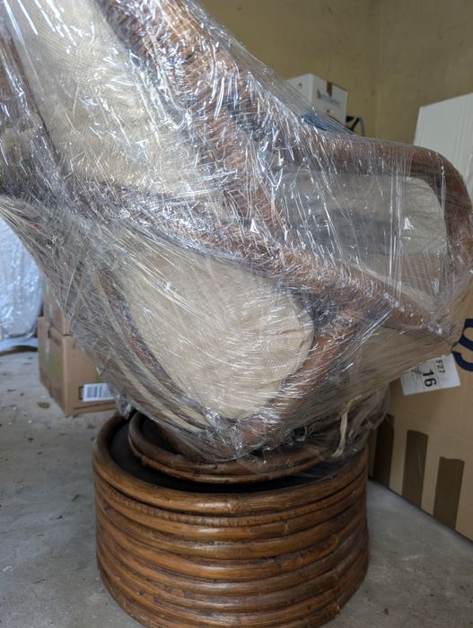 Poltrona Giratória Vintage em Rattan/Vime com Estofo Bege