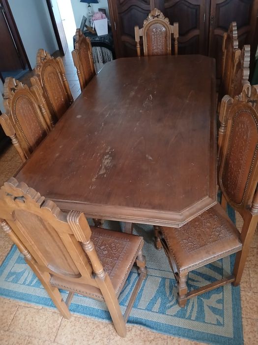 Mesa e 8 cadeiras com 80 anos