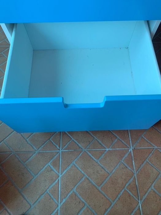 Secretaria ikea com tres gavetas e pés azuis e tampo branco