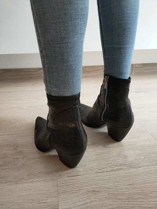 Botki kowbojki Bershka wzór wężowy rozmiar 38