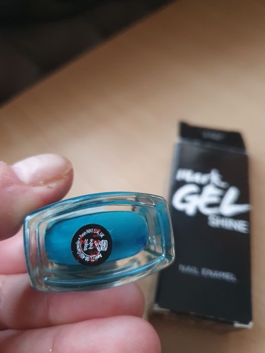 Sprzedam.nowy lakier do paznokci Avon