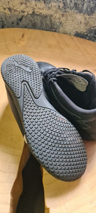 Używane buty  halówki Puma 38.5 wkładka 24.5 cm