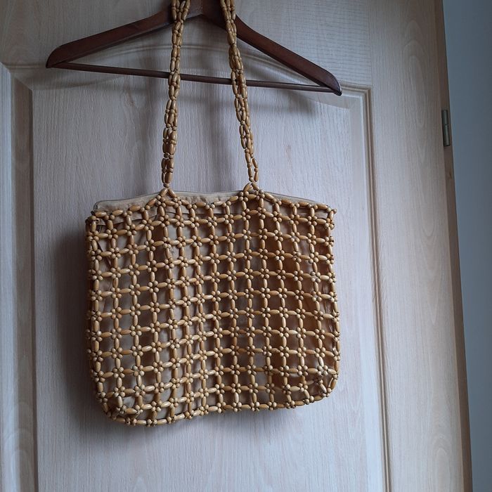 Torebka beżowa z drewnianymi koralikami