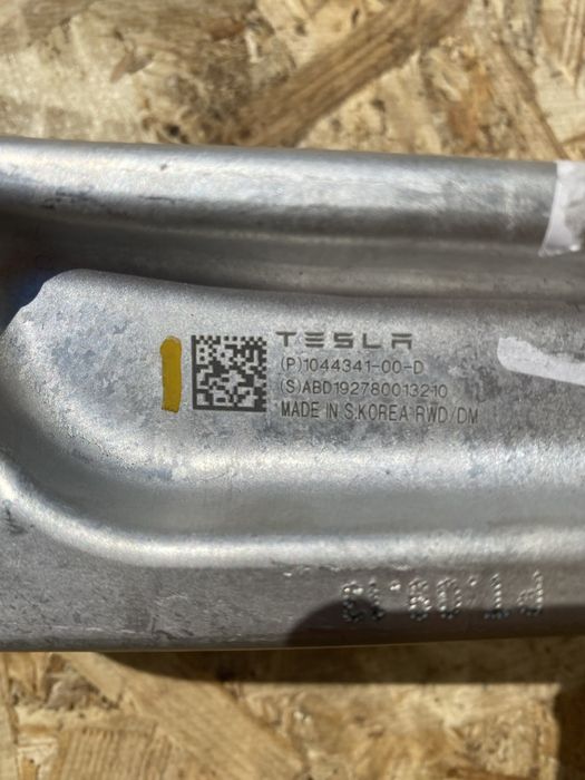 Важіль(ричаг) передньої підвіски Tesla 3