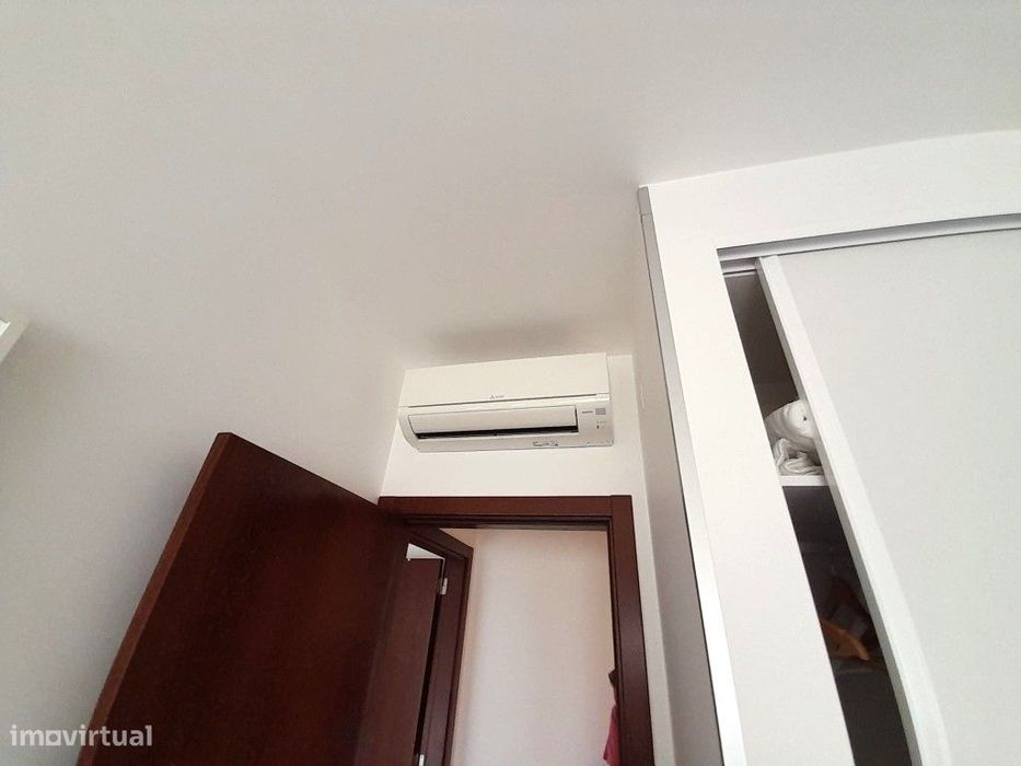 Apartamento T2 para arrendar ao ano, condomínio com piscina e lugar...