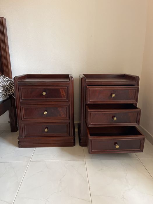 Mesa de cabeceira em mogno