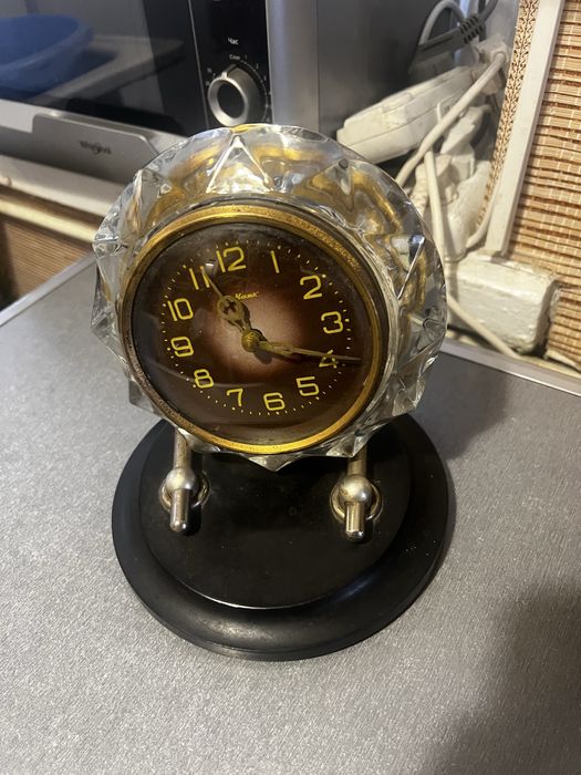 Часы маяк в хрустальном корпусе