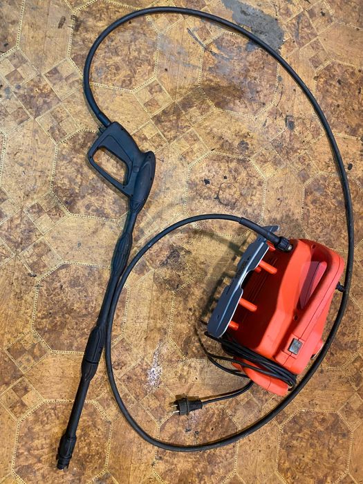 Б.У. мини мойку Black&Decker PW1300 в отличном рабочем состоянии.