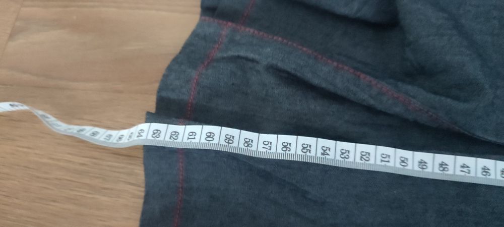 Szara spódnica z czerwonymi guzikami i paskiem 3/4,wymiary są na zdj