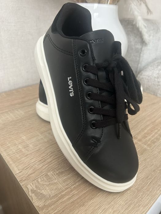 Кросівки  жіночі Levi’s