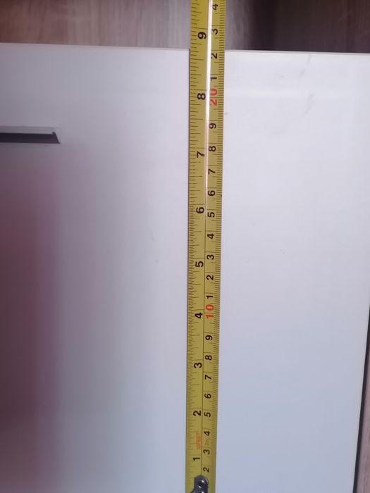 Móvel alto com 4 gavetas e um espaço no topo