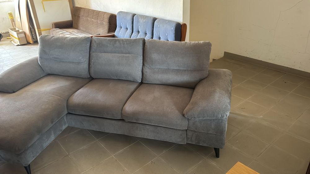 Sofá 3 lugares com chaise longue (faz sofá cama)
