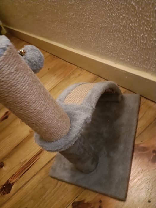 Brinquedo para gatos usado com guizo e pente
