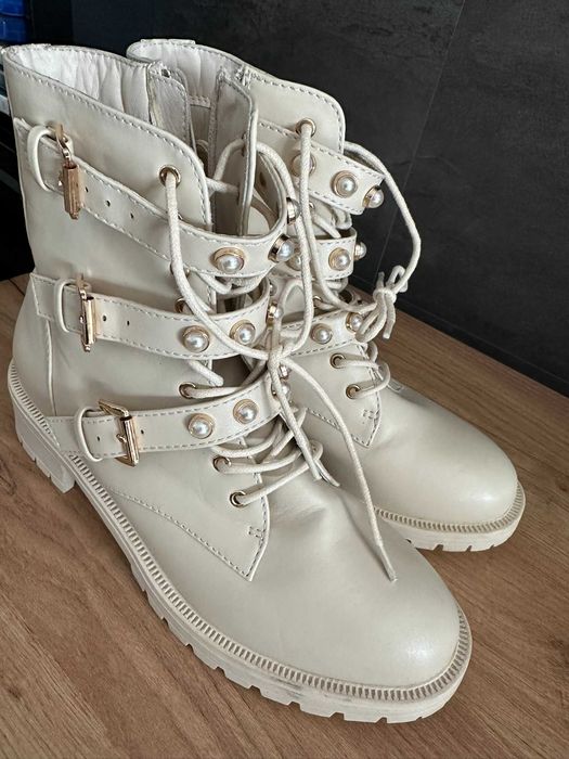 Kremowe buty bikery Bianco z perełkami i potrójną klamrą | r. 39