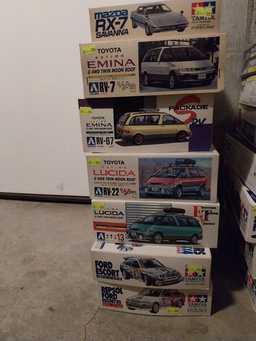 Model 1:24 Toyota Previa z bagaznikiem i orurowaniem