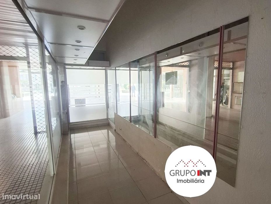 Loja para arrendar no Centro Comercial Cruz de Pedra em Braga