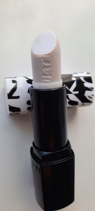 Avon mark pomadka nadająca poświatę.