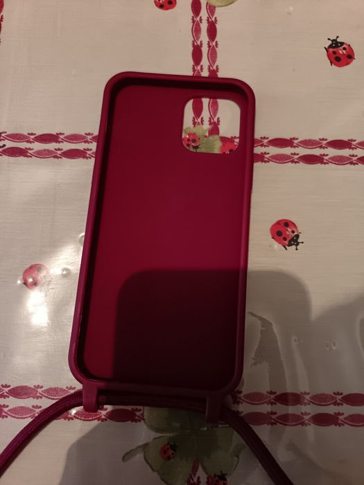 Capa iPhone 12 vermelho escuro com cordão  ( Portes grátis)