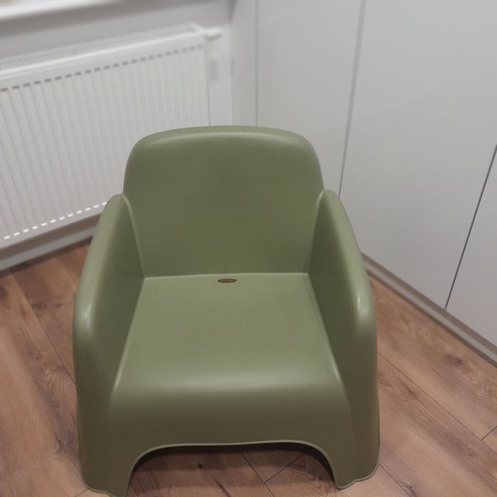 Plastikowy fotel dziecięcy oliwkowy