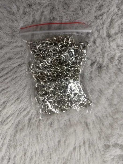 Czarna torebka wieczorowa