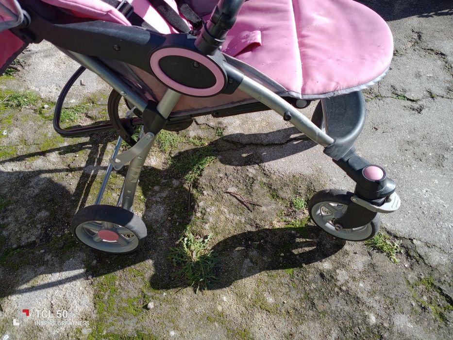 Carrinho de bebê em estado razoável com tudo a funcionar na perfeição.