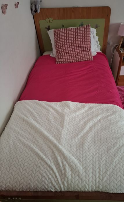 Quarto  Cama de solteiro+ colchão + mesa cabeceira + camiseiro +secret