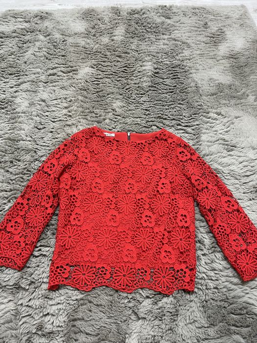 Червона блузка.