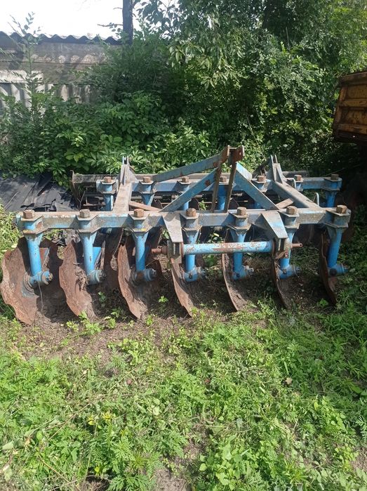 Продам МТЗ 80, дискову борону, культиватор, плуг, два причіпа, оприскувач