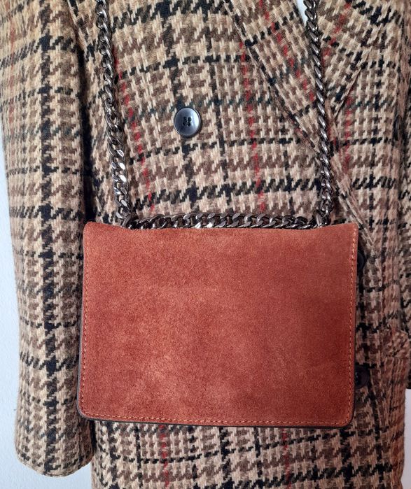 Mala castanha, em camurça genuína. Feita em Itália.