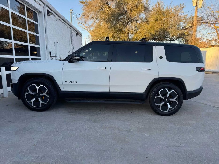 Rivian R1S      2022