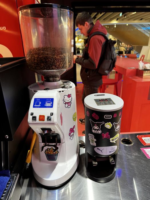 В гарному стані кавомолка Nuova Simonelli